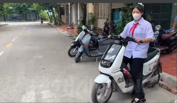 Nguy hiểm học sinh đi xe máy điện 